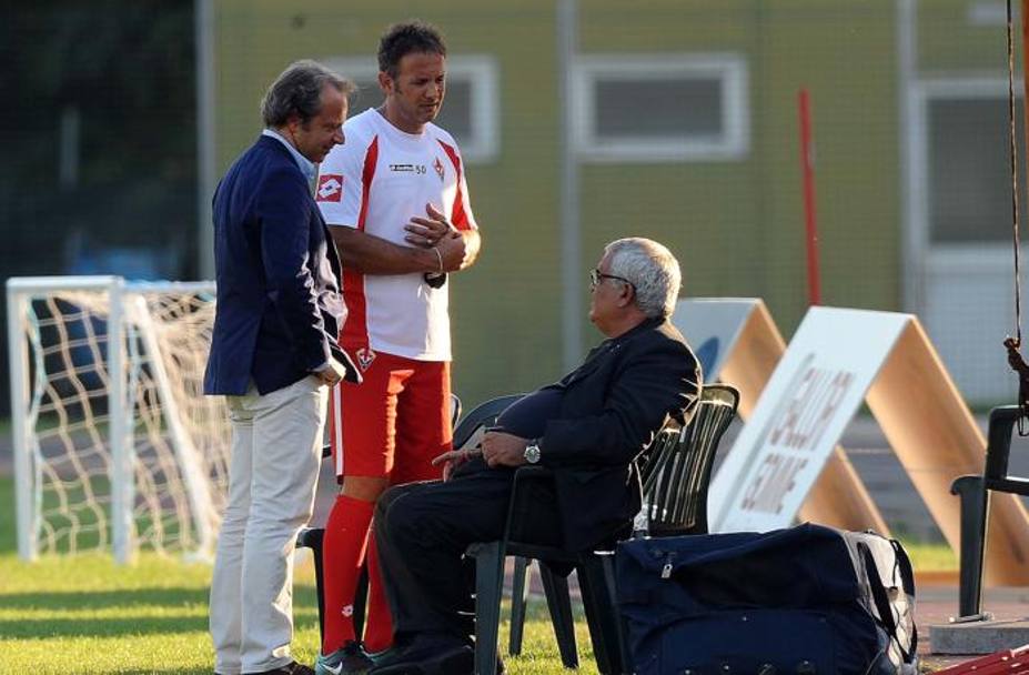 Da giugno 2010  sulla panchina della Fiorentina: qui  con Andrea Della Valle e Pantaleo Corvino. Ansa
